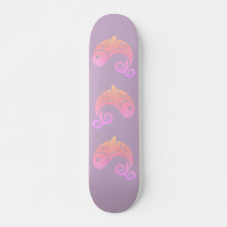 Skateboard poisson au coucher du soleil