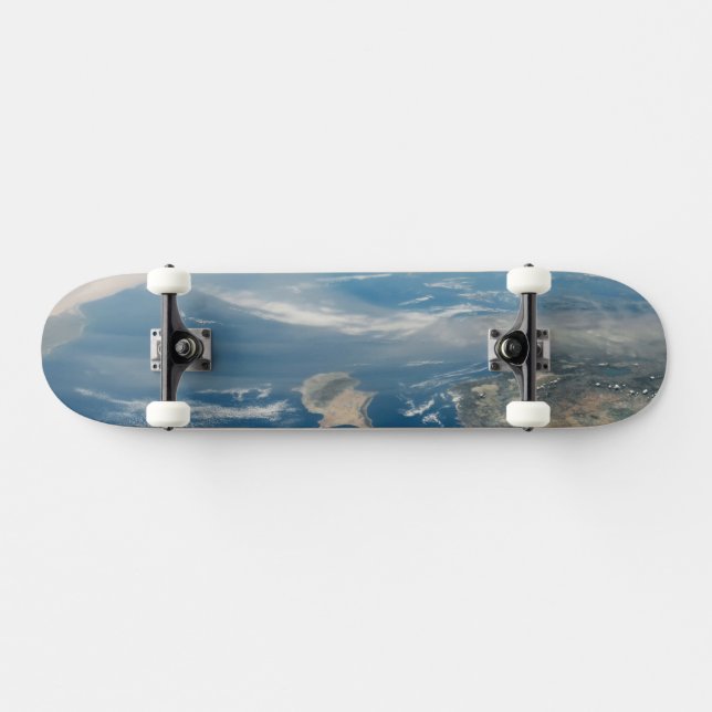 Skateboard Poussière Sur La Mer Méditerranée Et L'Île Chypre (Horz)