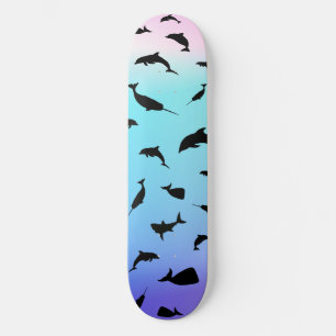 Skateboard requin-taupe sur fond océanique