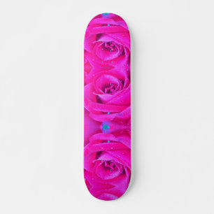 Skateboard Rouge cramoisi parfait et détail de rose bleu clai