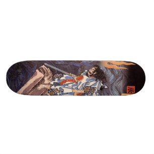 Skateboard Samouraïs avec la planche à roulettes d'épée