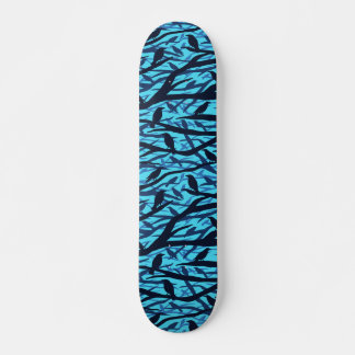 Skateboard Silhouette arborée avec oiseaux