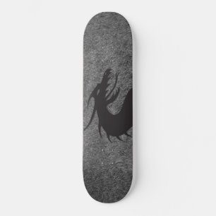 Skateboard silhouette de dragon, avec herbe dans le arrière -