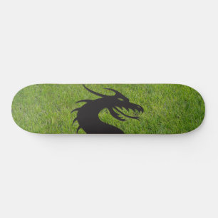 Skateboard Silhouette de dragon, avec herbe en arrière - plan