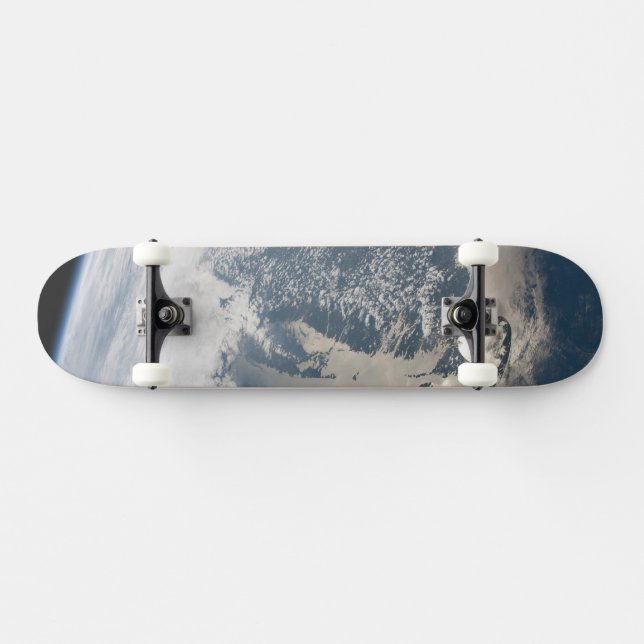 Skateboard Soleil Sur Les Eaux De La Terre. (Horz)