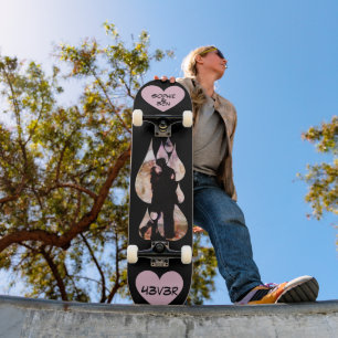 Skateboard Sous parapluie : Couple romantique s'embrassant so