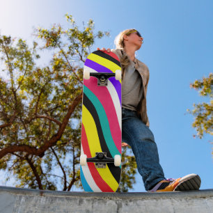 Skateboard Stripes multicouleurs psychédéliques à ondes
