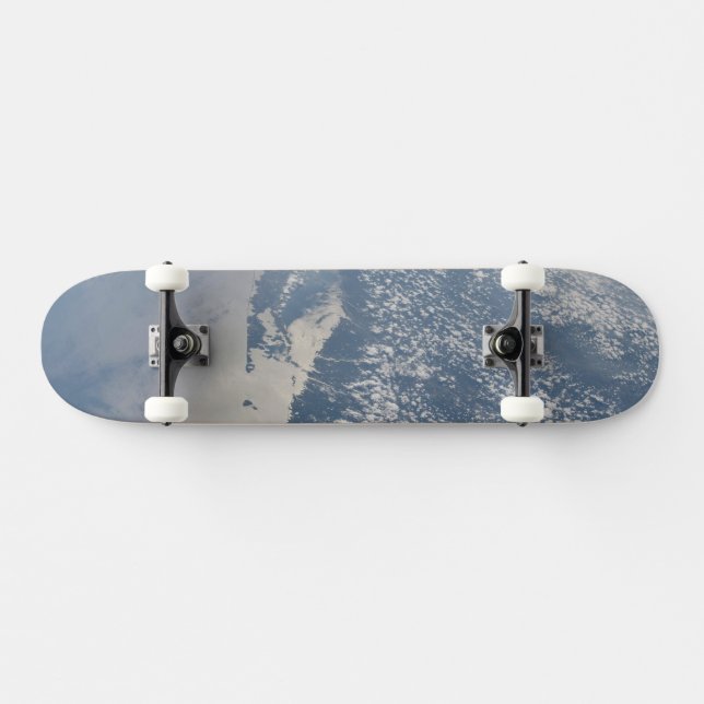 Skateboard Sunglint Sur La Côte Du Massachusetts. (Horz)