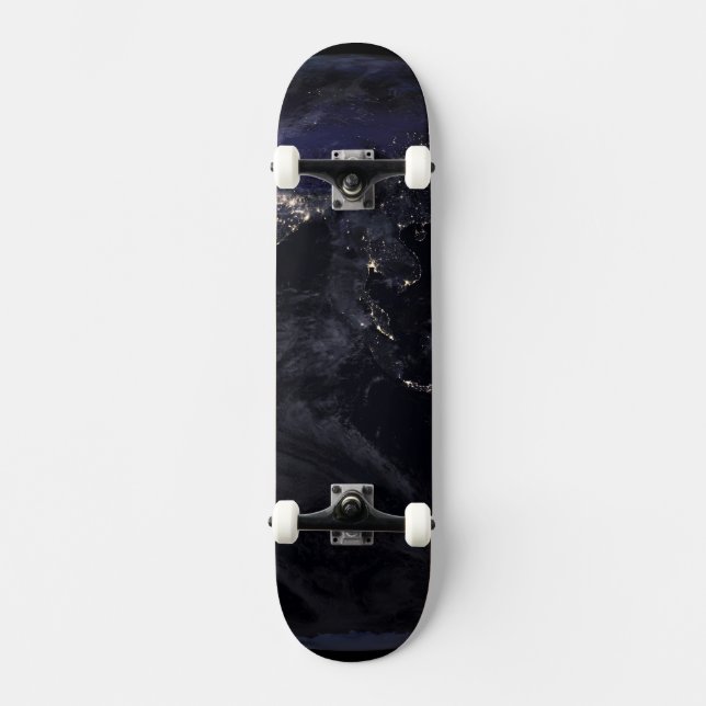 Skateboard Terre Pleine Montrant Les Lumières De La Ville D'A (Recto)