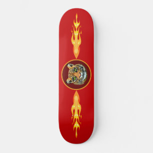 Skateboard Tigre sauvage, flammes sur rouge