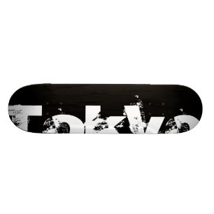 Skateboard Tokyo - style urbain frais en noir et blanc usé