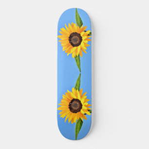 Skateboard Tournesols jaunes contre soleil sur ciel bleu - ét