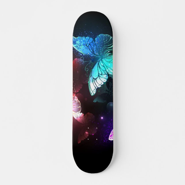 Skateboard Trois papillons brillants sur l'arrière - plan de  (Devant)