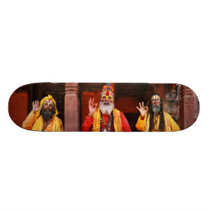 Skateboard Trois Saddhus se reposant sur le temple Népal de