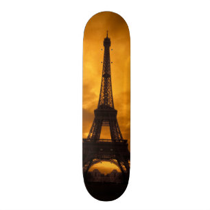 Skateboard UE, France, Paris. Tour Eiffel.