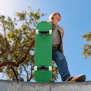 Skateboard un arrière - plan vert avec une bordure blanche