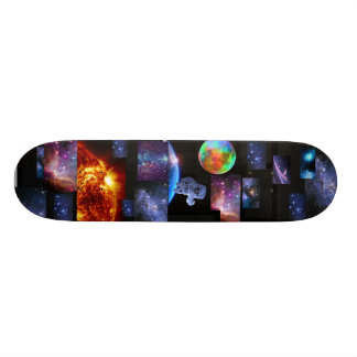 Skateboard Un astronaute dans l'espace extra-atmosphérique ét