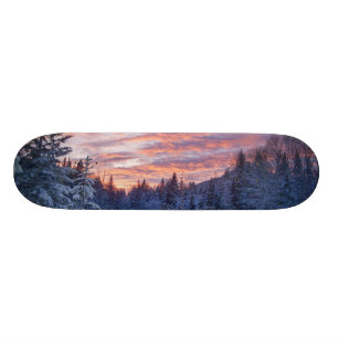 Skateboard Un coucher de soleil vif peint le ciel au-dessus d