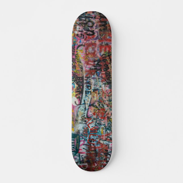 Skateboard un mur plein de graffitis (Devant)