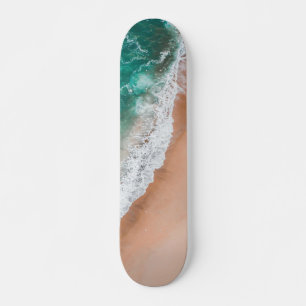 Skateboard Vagues sur la plage de sable