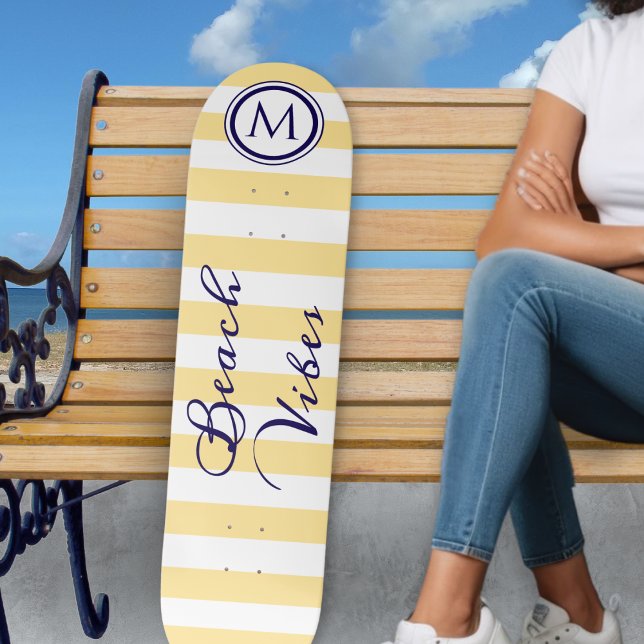 Skateboard Vibes de plage Jaune blanc rayé Cool Monogramme (A striped yellow and white skateboard with monogram initial and 'Beach Vibes' in script typography)