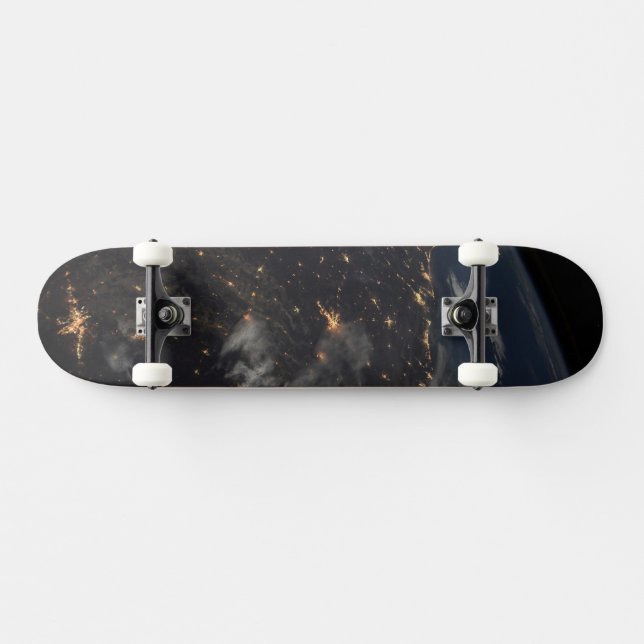 Skateboard Ville Lumière La Nuit Sur La Planète Terre (Horz)