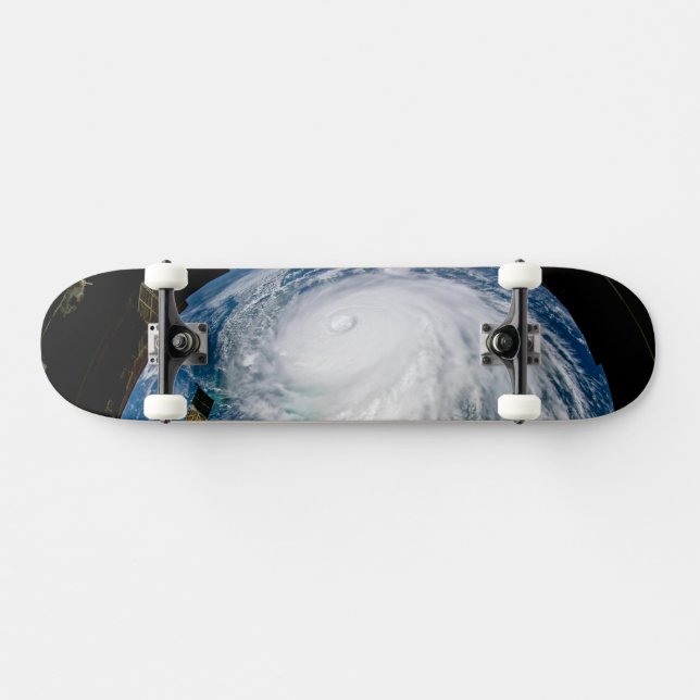 Skateboard Vue De L'Ouragan Dorian. (Horz)