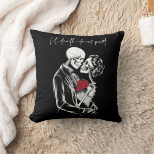 Skelton Lovers til death do us part Throw Pillow