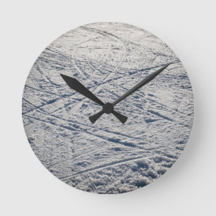 Ski traces round clock