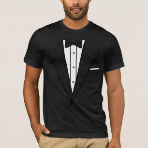 Smoking avec le T-shirt noir de cravate d'arc