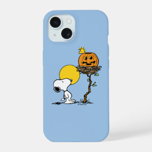 Snoopy et Woodstock nichés avec une citrouille