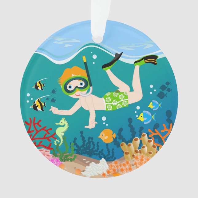 Snorkeling garçon sous la mer (devant)