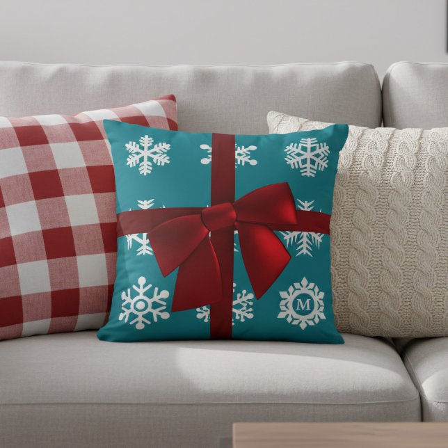 Snowflakes turquoises Bow rouge Oreiller de Noël (Ho Ho Ho! Add your initial to this festive teal and red Christmas throw pillow)