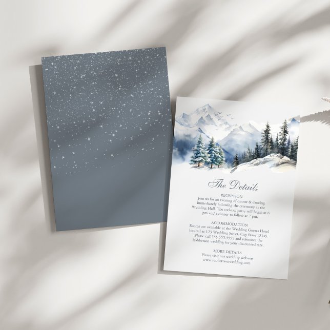 Snowy Mountain & Pine Trees Mariage Détails Carte (Snowy Mountain & Pine Trees Weddding Details Card on a sunny white table.)