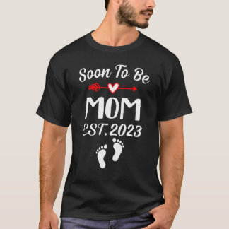 Soon To Be Mom Est 2023 Cute Arrow Baby Reveal Fam T-Shirt