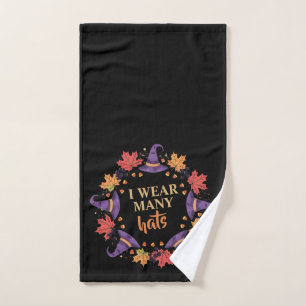 Sorcière drôle d'Halloween portant plusieurs chape