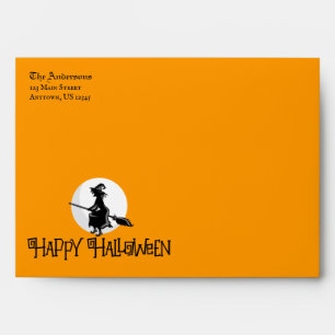 Sorcière Halloween volant sur les enveloppes de ch