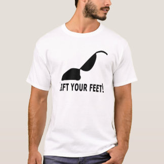 Soulevez votre T-shirt de pieds