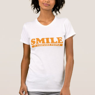 Sourire drôle il confond le T-shirt de personnes