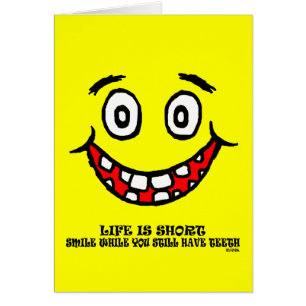 Sourire tandis que vous avez toujours des dents