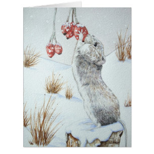 Souris mignonne et baies rouges scène de neige