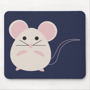 Souris mignonne sur le tapis de souris