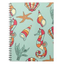 Sous le carnet de notes à spirale de mer