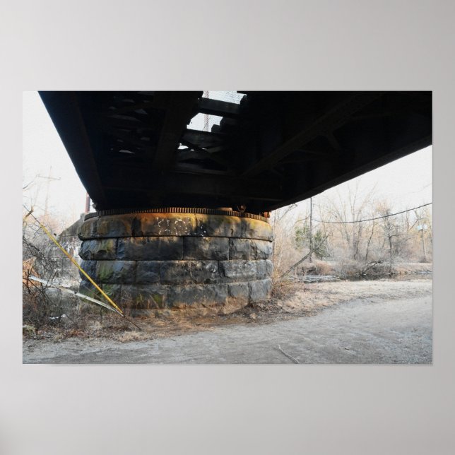 Sous une affiche de Old Bridge (Devant)