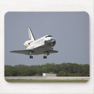 Space Shuttle Discovery approaches landing 2 Mouse Pad