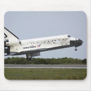 Space Shuttle Discovery approaches landing 4 Mouse Pad