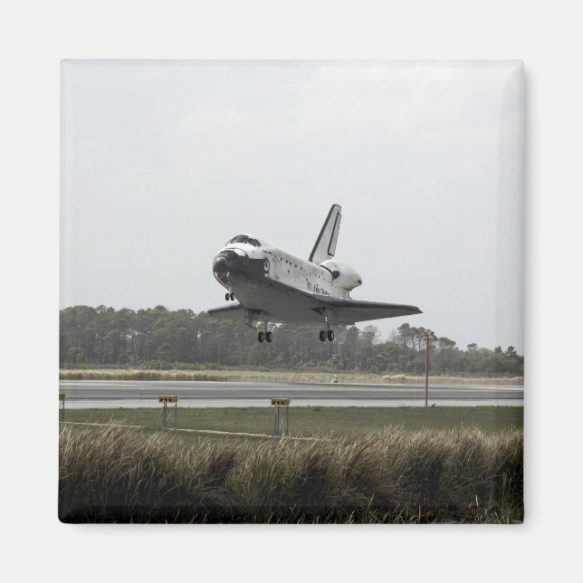 Space Shuttle Discovery approaches landing Magnet (Front)