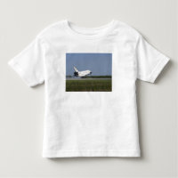 Space shuttle Discovery lands on Runway 33 4
