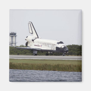 Space Shuttle Discovery on the runway Magnet