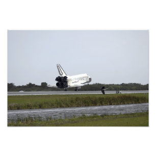 Space Shuttle Discovery touches down Photo Print